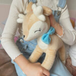 Λούτρινο μαλακό Ελαφάκι με μπλε φιόγκο - Image 6